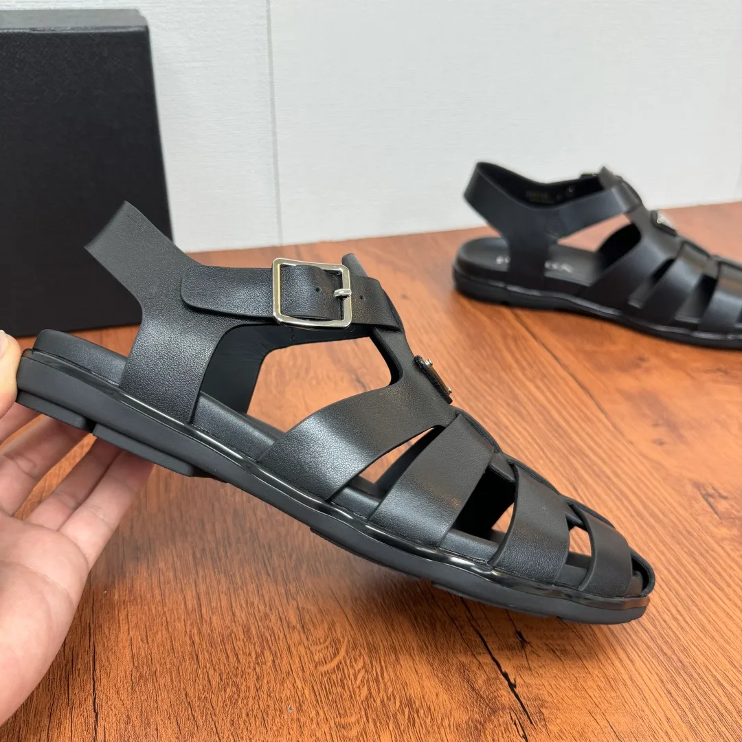 Batch 720 Prada/Prada men's counter simultaneously ships new rubber fisherman sandals! Made in Guangzhou, with a full calfskin upper, this sandal reinterprets vintage beach sandals with contemporary lines and details, and is made of rubber. It is also decorated with the Prada series' iconic enameled triangular metal logo, silver metal buckle closure, genuine leather insole, white classic logo logo, and thin rubber sole for excellent foot comfort. Size: 39-40-41-42-43-44-45 Leather shoe size Item number: 2X3119 Black cowhide